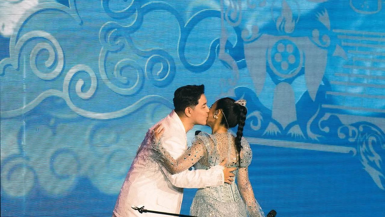 Potret Donne Maula Beri Dukungan ke Yura Yunita saat Konser, Disebut Sebagai Pasangan Supportive