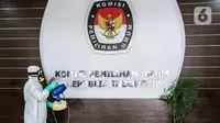 Petugas melakukan penyemprotan cairan disinfektan di Gedung KPU Pusat, Jakarta, Selasa (21/7/20).  Penyemprotan dilakukan setelah seorang pegawai Komisi Pemilihan Umum (KPU) RI terpapar virus Covid-19. (Liputan6.com/Faizal Fanani)