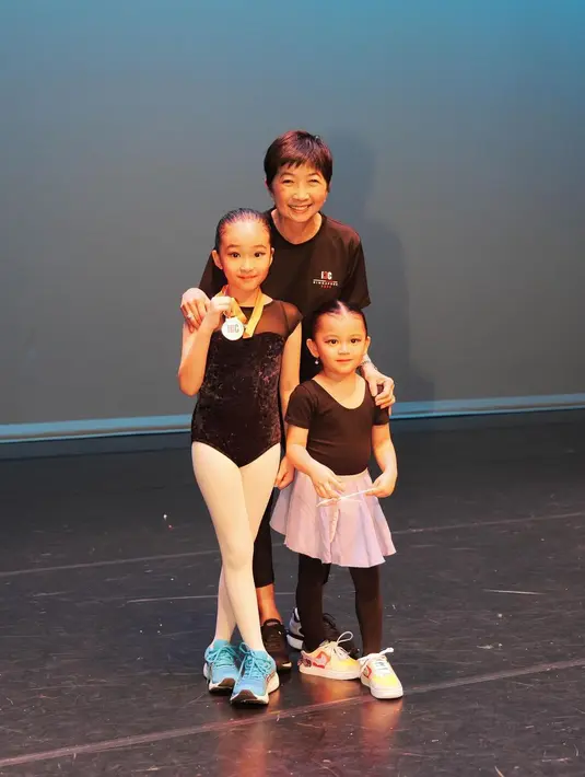 Sekedar informasi, anak-anak Ruben Onsu dan Sarwendah begitu berbakat. Selain balet, Thalia juga memiliki suara emas dan jago main piano. [Instagram/sarwendah29]