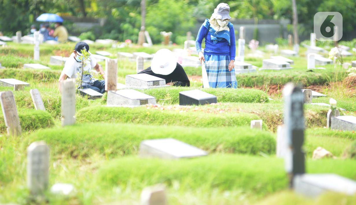 <p>Warga berdoa saat melakukan ziarah di area pemakaman khusus COVID-19 di TPU Rorotan, Cilincing, Jakarta Utara, Rabu (4/5/2022). Sejumlah tempat pemakaman umum masih dipadati oleh keluarga yang melakukan ziarah di H+3 Lebaran. (merdeka.com/Imam Buhori)</p>