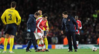 Cesc Fabregas pernah bermain dengan cedera patah kaki saat Arsenal melawan Barcelona di perempatfinal Liga Champions 2010. Hebatnya lagi, ia berhasil melakukan eksekusi tendangan penalti yang berbuah menjadi gol. (AFP/Josep Lago)