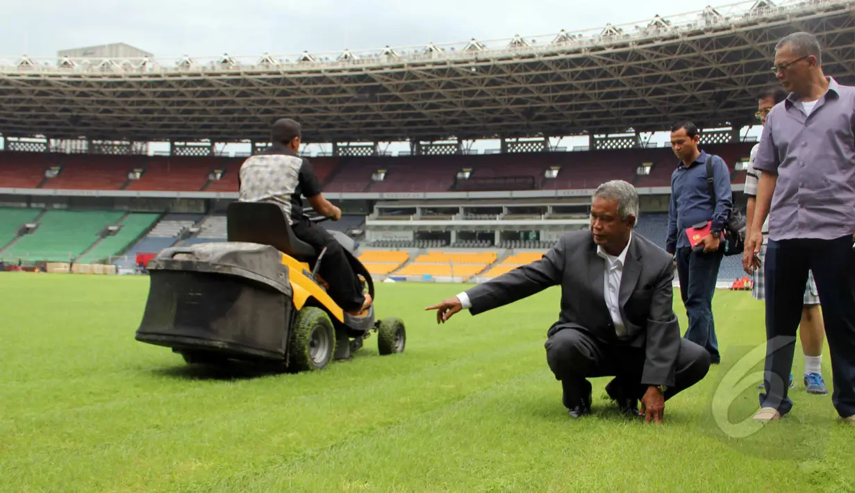 Ketua umum PSSI Djohar Arifin Husin melakukan pengecekan lapangan di Gelora Bung Karno, Jakarta (26/3/2015). Peninjauan dilakukan sebagai persiapan menjelang kualifikasi grup H Piala Asia 2016. (Liputan6.com/Helmi Afandi)