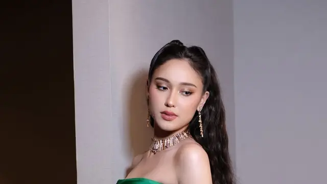 Bak Elphaba yang Glamor, Gaya Yasmin Napper di Gala Premiere Musuh Dalam Selimut Curi Perhatianf