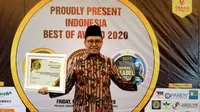Dirut PDAM Kota Bengkulu Sjobirin Hasan menerima penghargaan IDAF Award tahun 2020. (Liputan6.com/Yuliardi Hardjo)