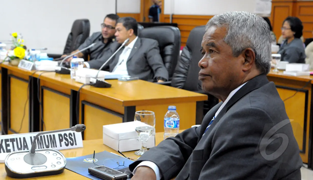 Ketua Umum PSSI Djohar Arifin saat mengikuti rapat dengar pendapat umum bersama PSSI dan perwakilan 18 klub kompetisi Indonesia Super League (ISL) di Gedung DPR RI, Jakarta (23/2/2015). (Liputan6.com/Andrian M Tunay)