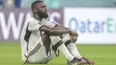 Bek timnas Jerman Antonio Ruediger bereaksi pada akhir duel matchday 3 Grup E Piala Dunia 2022 melawan Kosta Rika di Al Bayt Stadium, Jumat (2/12/2022) dini hari WIB. Jerman tersingkir dari Piala Dunia 2022 Qatar untuk kedua kalinya berturut-turut meski menang 4-2 atas Kosta Rika. (AP Photo/Matthias Schrader)