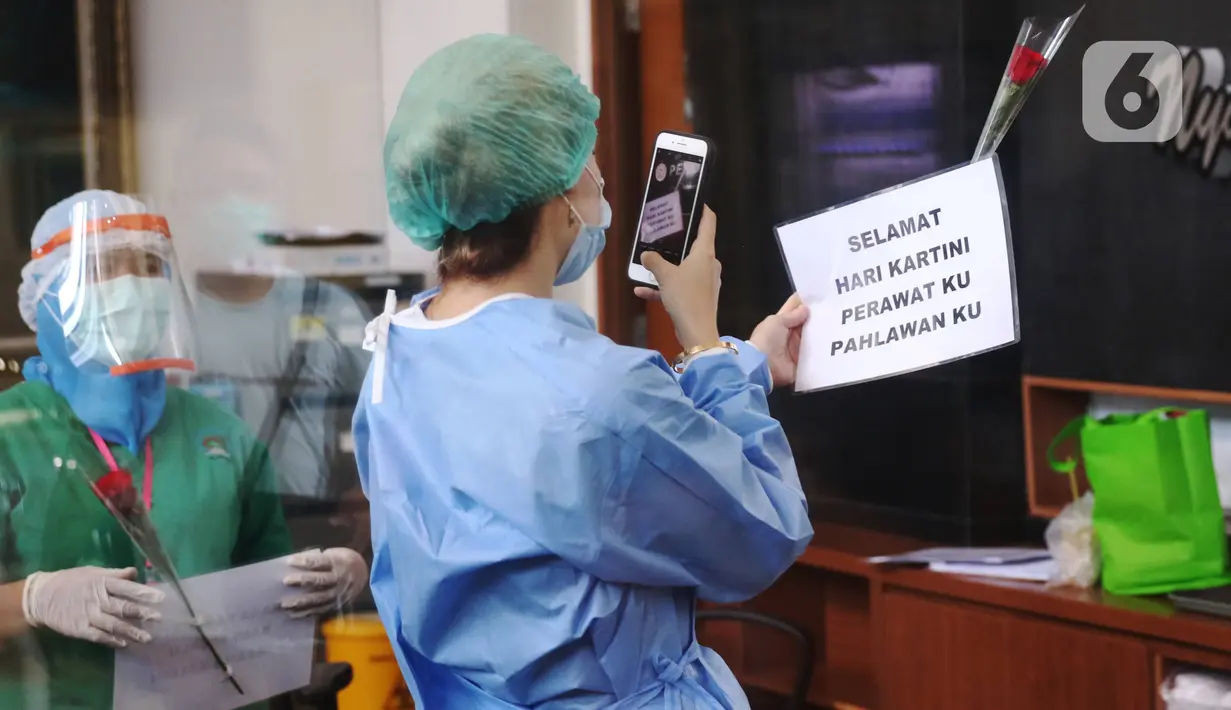 Tenaga medis  mendapatkan bunga mawar dan ucapan selamat Hari Kartini di RSUD Kota Tangerang, Selasa (21/4/2020). Komunitas Taman Potret memberikan bunga dan APD kepada tenaga medis perempuan sebagai bukti pemberian semangat kepada mereka yang merupakan Kartini Masa Kini. (Liputan6.com/Angga Yuniar)