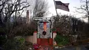 Bendera Amerika Serikat (AS) dan dekorasi Natal terlihat di sisa-sisa rumah setelah terjadinya Kebakaran Palisades di Pacific Palisades, California, pada 8 Januari 2025. (AGUSTIN PAULLIER/AFP)