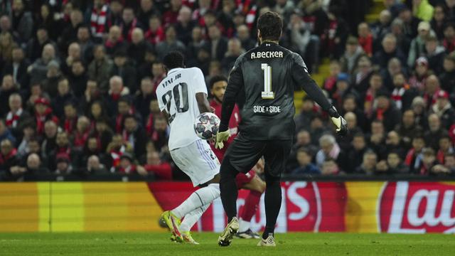 Foto: Momen Alisson Becker Cosplay Jadi Loris Karius, Lakukan Blunder saat Liverpool Dibantai Real Madrid di Liga Champions
