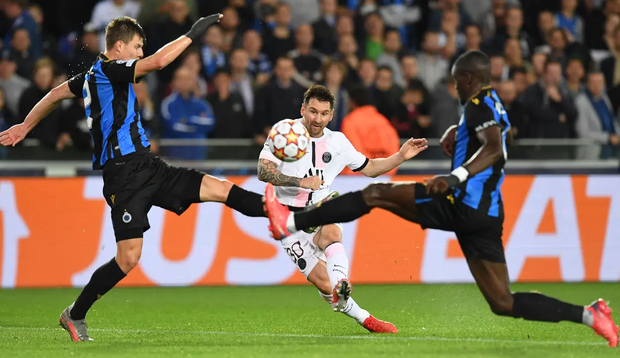 Dua menit berselang, Lionel Messi berpeluang membuat PSG kembali memimpin. Namun sepakan kaki kirinya cuma menerpa mistar gawang. Skor 1-1 tetap bertahan hingga turun minum. (Foto: AFP/John Thys)