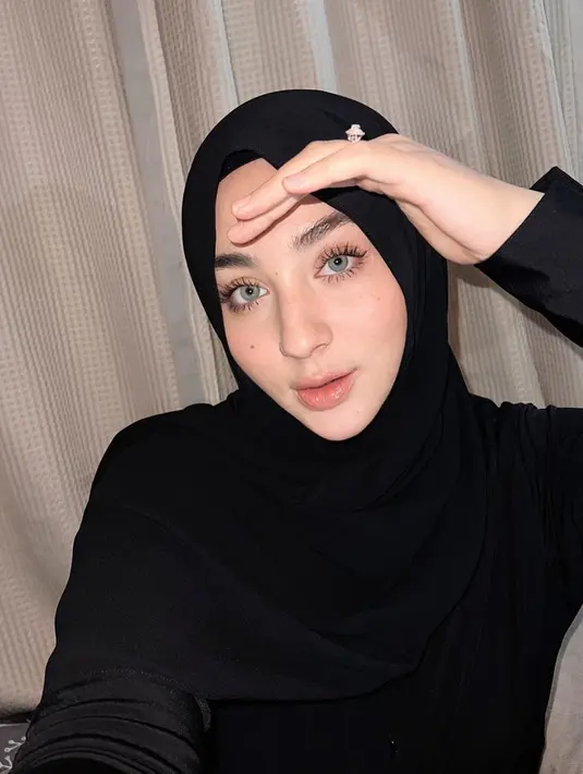 Banyak yang menyebut jika Margin tampak lebih anggun dengan hijab. Tampilan alis hingga bulu matanya yang lebat membuat penampilannya semakin memesona. (Liputan6.com/IG/@marginw)