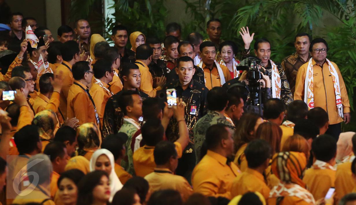 Presiden RI Joko Widodo atau Jokowi menyapa kader saat tiba di pelantikan DPP Hanura tahun 2016 - 2020 di Sentul International Convention Centre, Bogor, Rabu (22/02). (Liputan6.com/Johan Tallo)