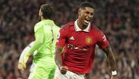Kemenangan 2-1 Manchester United atas Liverpool di pekan ke-3 Liga Inggris musim 2022/2023 pada 23 Agustus 2022 lalu membawa catatan tersendiri bagi Marcus Rashford yang mencetak salah satu gol bagi MU. Saat ini ia hanya berselisih satu gol dengan Wayne Rooney, salah satu legenda Setan Merah sebagai pencetak gol terbanyak MU ke gawang Liverpool sepanjang sejarah Liga Inggris. Berikut daftar lengkap 5 top skor MU ke gawang Liverpool. (AP/Dave Thompson)