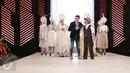 Desainer Denny Wirawan berjalan di catwalk bersama model dan rancangan dalam acara Senayan City Fashion Nation ke-11, Jakarta, Jumat (7/4). (Liputan6.com/Herman Zakharia)