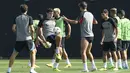 Bek Barcelona Andreas Christensen (kedua kiri) menghadiri sesi latihan  jelang matchday 1 Grup C Liga Champions 2022/2023, di Ciudad Deportiva dekat Barcelona, Selasa (6/9/2022). Menjamu Viktoria Plzen, Barcelona besutan Xavi Hernandez diprediksi akan melakukan rotasi. (Josep LAGO / AFP)
