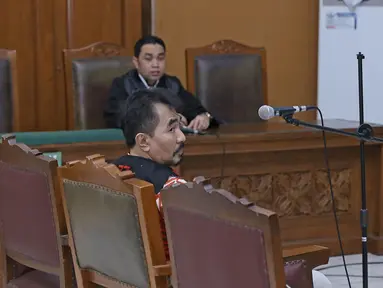 Mantan Ketua Persatuan Artis Film Indonesia (Parfi), Gatot Brajamusti alias Aa Gatot, saat menjalani sidang di Pengadilan Negeri Jakarta Selatan, Selasa (17/10). (Liputan6.com/Herman Zakharia)