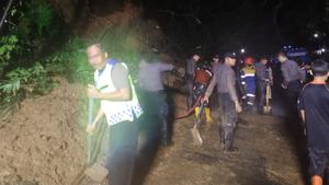Jalur Wisata ke Pangandaran Via Salopa Tertutup Longsor, Jalan Tertutup Tanah dengan Ketebalan Sampai 2 Meter