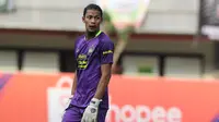 Kiper PSIS Semarang, Jandia Eka Putra, saat melawan Persija Jakarta pada laga Liga 1 di Stadion Patriot, Bekasi, Minggu (15/9). Persija menang 2-1 atas PSIS. (Bola.com/M Iqbal Ichsan)