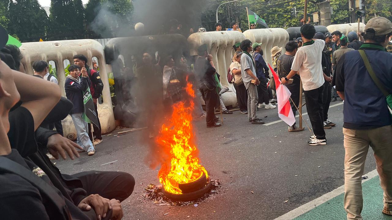 Geruduk KPU, Mahasiswa Bakar Ban Tuntut Terbitkan PKPU sesuai Putusan MK