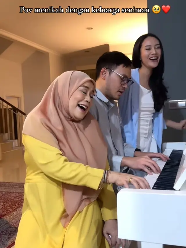 Dewi Yull dan Anak