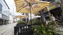 Sejumah orang melewati area makan terbuka sebuah restoran di Toronto, Kanada, 18 Juli 2020. Kota Toronto meluncurkan program CafeTO yang memungkinkan restoran dan bar memperluas area makan terbuka mereka guna melayani lebih banyak pelanggan dengan aman selama pandemi COVID-19. (Xinhua/Zou Zheng)