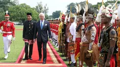 Presiden Jokowi bersama Raja Swedia Carl XVI Gustaf saat melaksanakan upacara jajar pasukan di Istana Kepresidenan Bogor, Senin (22/5). Kehadiran Raja Swedia disambut langsung Jokowi yang mengenakan pakaian adat Betawi. (Liputan6.com/Angga Yuniar)