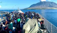 Para pengungsi akibat erupsi Gunung Ruang saat berada di Pelabuhan Tagulandang, Kabupaten Kepulauan Sitaro, Sulut.