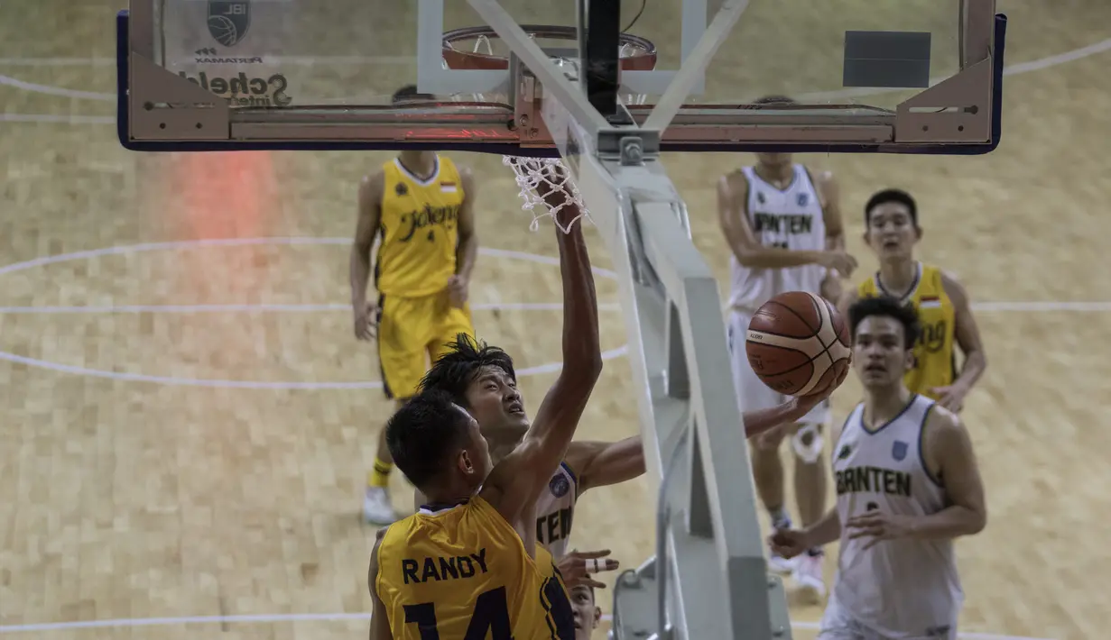 Pebasket Banten, Winston Swenjaya, berusaha memasukan bola saat melawan Jawa Tengah pada laga final Pomnas XVI 2019 di GOR Soemantri Brodjonegoro, Jakarta, Selasa (24/9). Banten menang 90-68 atas Jateng. (Bola.com/Vitalis Yogi Trisna)