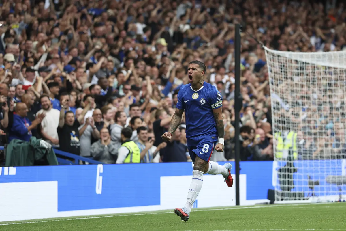 Gelandang Chelsea Enzo Fernandez merayakan golnya ke gawang Fulham di pekan ketiga Premier League 2025/2026 di Stamford Bridge, Sabtu (30/08/2025) malam WIB. (AP Photo/Ian Walton)
