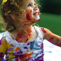 Terkadang orangtua lupa jika ingin menstimulasikan kecerdasan otak anak maka harus melibatkan anak pada aktivitas yang dapat meningkatkan kecerdasannya termasuk 'kotor' karena noda sekalipun (Foto: Unsplash.com/Senjuti Kundu)