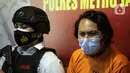 Vokalis grup band Deadsquad Daniel Mardhany (kanan) saat rilis kasus narkoba di Polres Jakarta Utara, Senin (3/5/2021). Kapolres Metro Jakarta Utara Kombes Pol Guruh Arif Darmawan mengatakan dalam penangkapan diamankan tembakau sintetis serta obat prohiper. (Liputan6.com/Faizal Fanani)