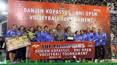 Tim Wahana Express Group (WEG) keluar sebagai juara di kategori putri pada final turnamen Danjen Kopassus Open Volleyball Tournament, di GOR Nanggala, Minggu (08/4). WEG mengalahkan PB Voli AD (PBVAD) Putri, tiga set langsung. (Liputan6.com/Johan Tallo)