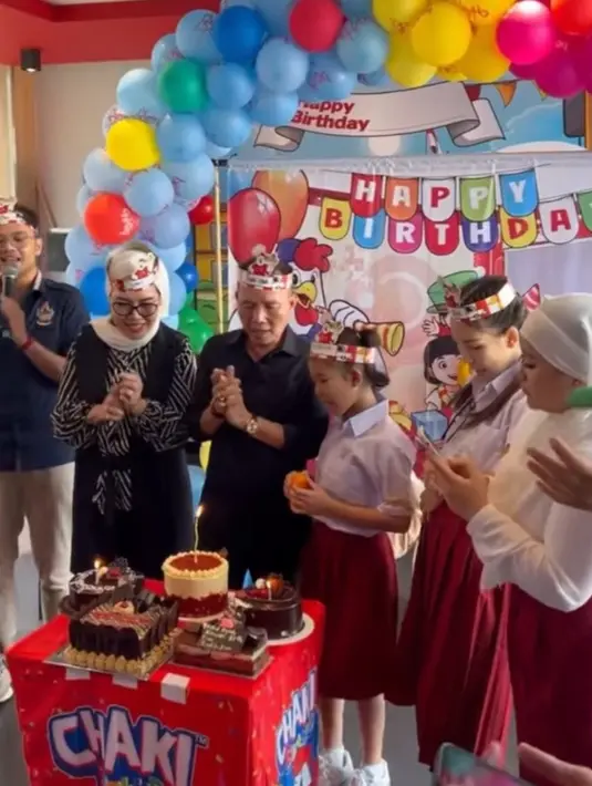 Di momen perayaan ultah sang ayah, Ayu Ting Ting dan para tamu undangan memakai seragam SD. [instagram/ayutingting92]