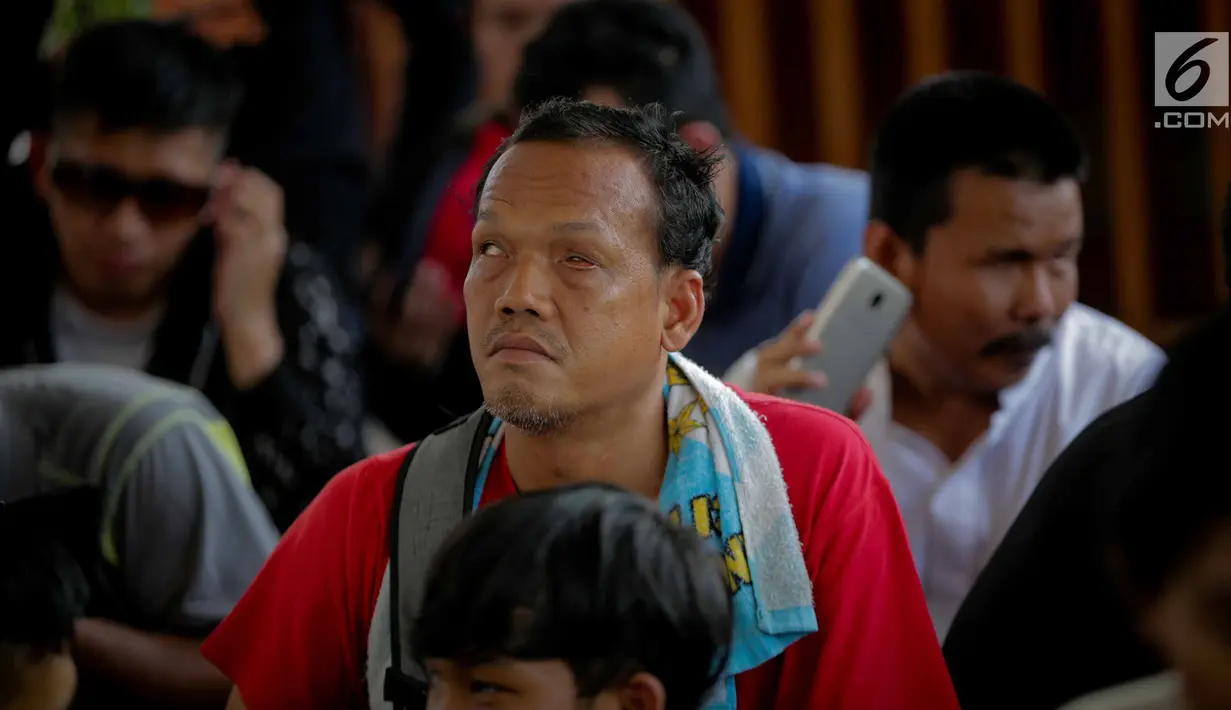 Massa Himpunan Disabilitas Netra Indonesia mendengarkan keterangan saat mendatangi Gedung Kemensos, Jakarta, Senin (4/3). Menurut massa, Permensos Nomor 18 Tahun 2018 berdampak pada program kerja Unit Pelaksana Teknis (UPT). (Liputan6.com/Faizal Fanani)