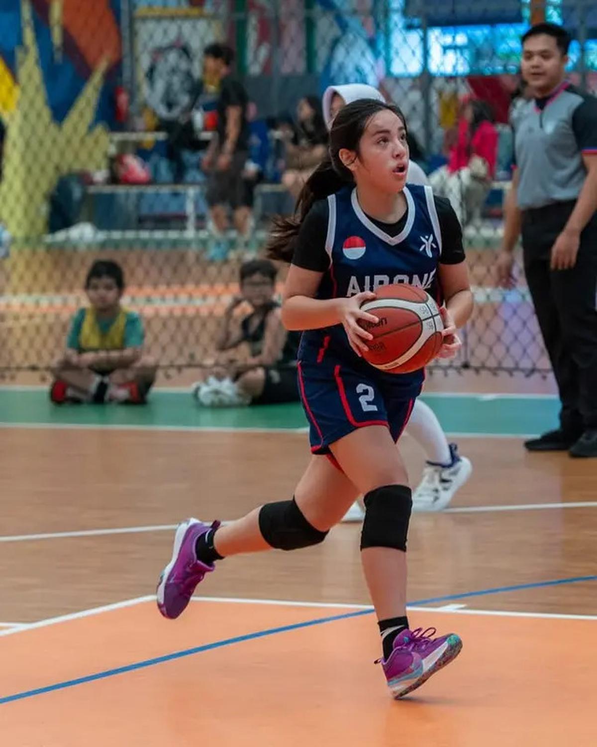 6 Potret Mikhayla Anak Nia Ramadhani Tanding Main Basket, Penuh Semangat