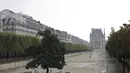 Orang-orang berjalan di taman Tuileries yang kosong di Paris (14/10/2020). Laporan media Prancis mengatakan Macron juga akan meningkatkan upaya di media sosial untuk mendesak perlunya perlindungan virus di kalangan anak muda. (AP Photo/Lewis Joly)