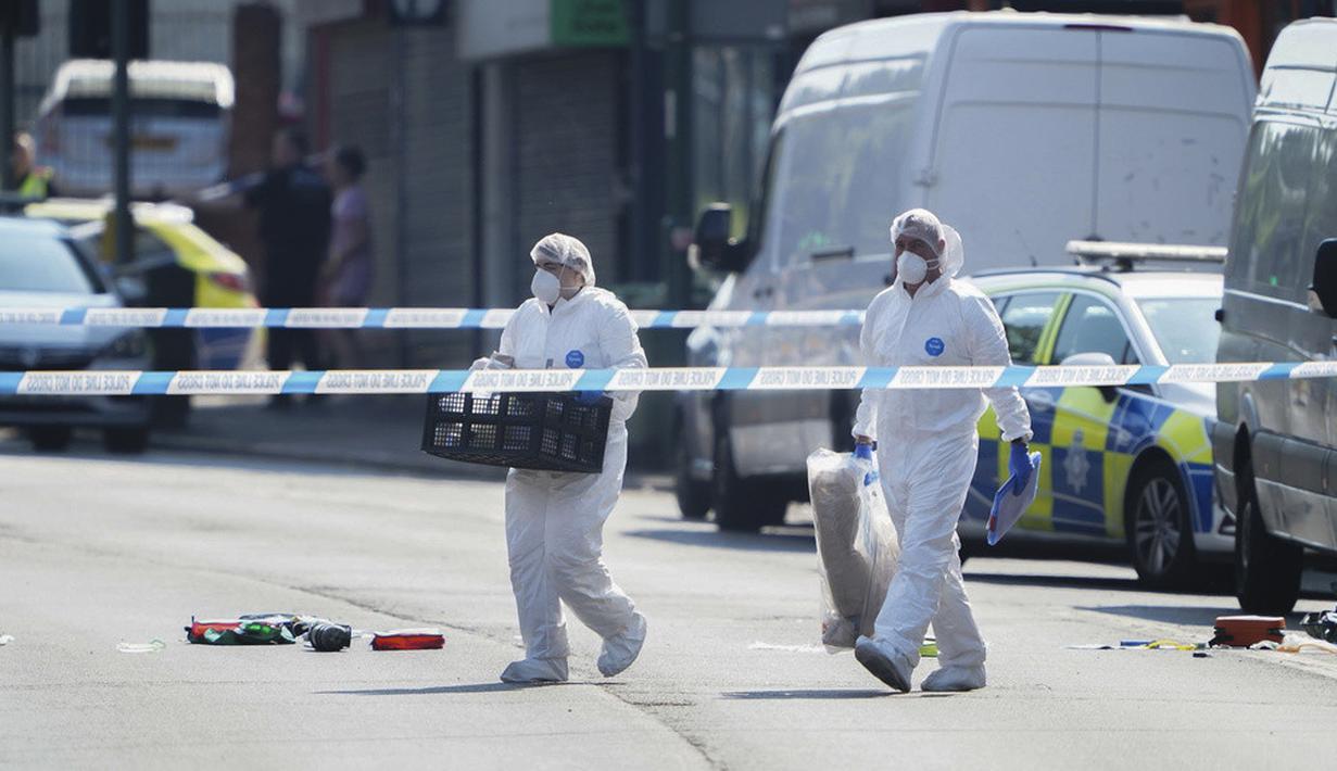 <p>Ketiga orang itu kini sedang menjalani perawatan di rumah sakit setempat. Kondisi luka-luka ketiganya tidak dijelaskan lebih detail. (Jacob King/PA via AP)</p>