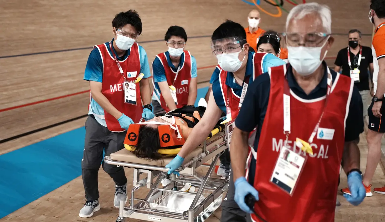 Pembalap Belanda Laurine van Riessen dibawa keluar lintasan oleh tenaga medis setelah mengalami kecelakaan pada babak perempat final Keirin Putri Balap Sepeda Trek Olimpiade Tokyo 2020 di Izu Velodrome di Izu, Jepang, Kamis (5/8/2021). (AP Photo/Thibault Camus)