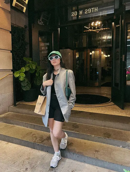 Di cuaca yang lebih hangat, Febby Rastanty tampil lebih berani dengan legging pendek. Ia tampak mengenakan innerwear hitam dengan legging pendek yang juga berwarna hitam, ditumpuknya dengan coat abu-abu. Menambahkan sentuhan kasual, Febby mengenakan sneakers putih, sunglasses, dan cap berwarna hijau. Foto: Instagram.