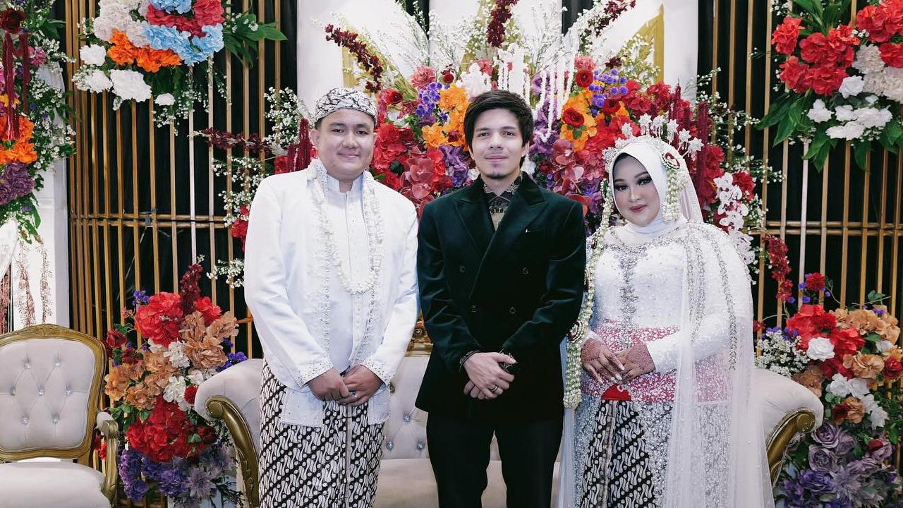 Tampil dengan Jas Formal Tanpa Kacamata Hitam, 7 Potret Atta Halilintar Jadi Saksi Pernikahan Karyawannya