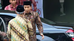 Presiden Joko Widodo tiba di Kantor Pimpinan Pusat Muhammadiyah, Jakarta, Selasa (8/11). Kunjungan Presiden Jokowi ke PP Muhammadiyah ini masih dalam rangka melakukan konsolidasi atau dialog dengan ormas Islam. (Liputan6.com/Faizal Fanani)