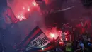 Dukungan suporter PSG saat timnya membobol gawang Marseille pada lanjutan Ligue 1 Prancis di Parc des Princes Stadium, Paris, (25/2/2018). PSG menang 3-0. (AP/Thibault Camus)