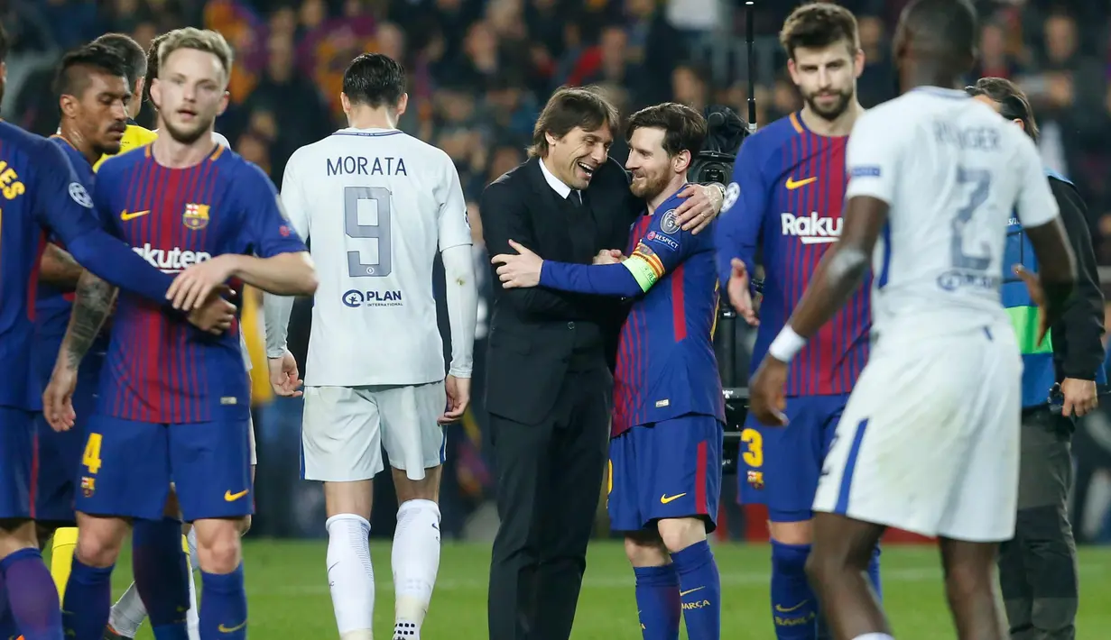Pelatih Chelsea, Antonio Conte memeluk Lionel Messi usai pertandingan melawan Barcelona pada leg kedua babak 16 besar Liga Champions di stadion Camp Nou (14/3). Barcelona menang telak 3-0 atas Chelsea. (AFP Photo/Pau Barrena)