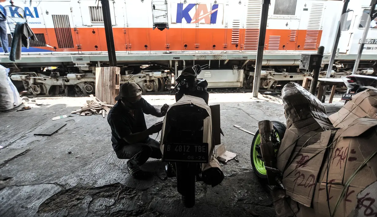 Pekerja mengemas sepeda motor sebelum dikirim via jasa ekspedisi kereta api di Jalan Bungur Raya, Senen, Jakarta, Senin (3/5/2021). Salah satu perusahaan jasa ekspedisi ini mengaku peningkatan mulai terjadi pada Kamis pekan lalu dengan pengiriman tujuan Jawa dan Bali. (merdeka.com/Iqbal S. Nugroho)