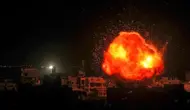 Bola api meletus selama pemboman Israel di Rafah, di Jalur Gaza selatan, pada 26 Maret 2024. (AFP)