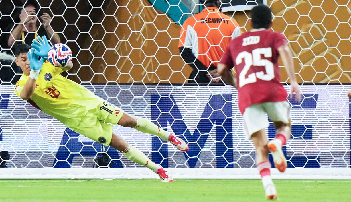 Kiper bersusia 38 tahun itu berhasil menepis 1 penalti dan mencatatkan delapan 8 penyelamatan. (AP Photo/Lynne Sladky)