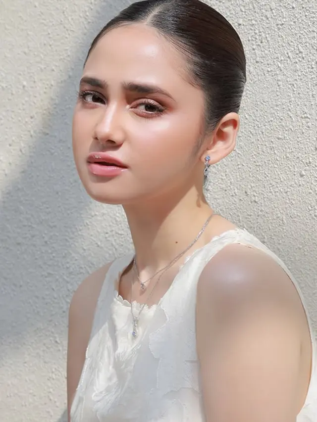 Syifa Hadju tampil flawless. [@lotusgoldofficial]