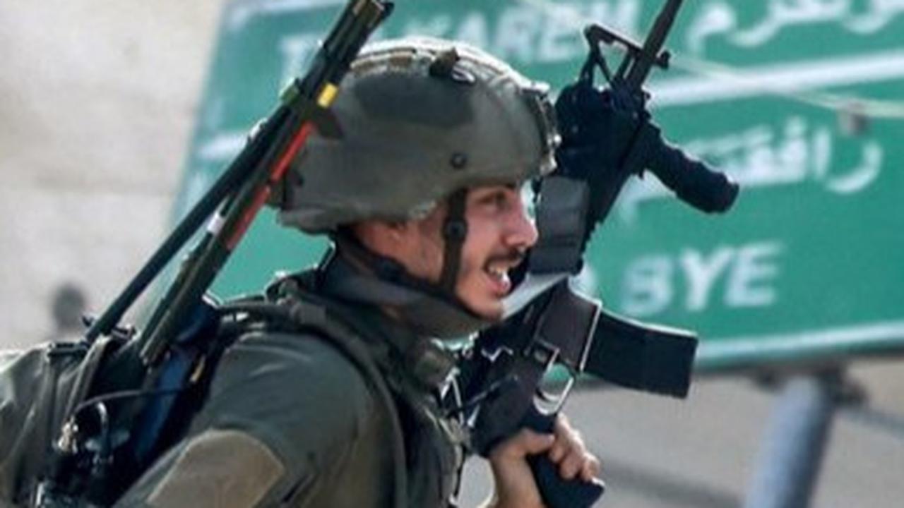 Tentara penjajah Israel selama operasi militer di Tulkarem, Tepi Barat yang diduduki, Palestina, 29 Agustus 2024.