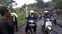Polisi mengimbau pengendara menuju Bandung yang melalui Sumedang beralih ke Cipali karena jalan ambles. (Liputan6.com/Panji Prayitno)
