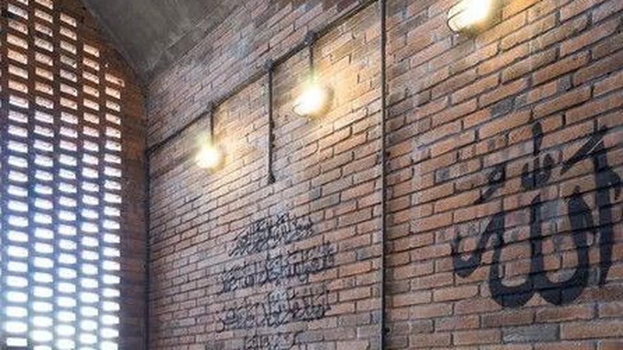 3. Mushola dengan Gaya Industrial